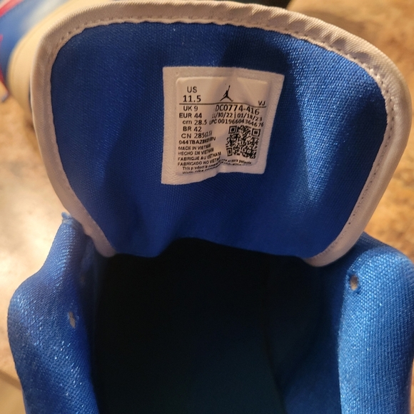 Low-Top Jordan 1s - Picture 7 of 8